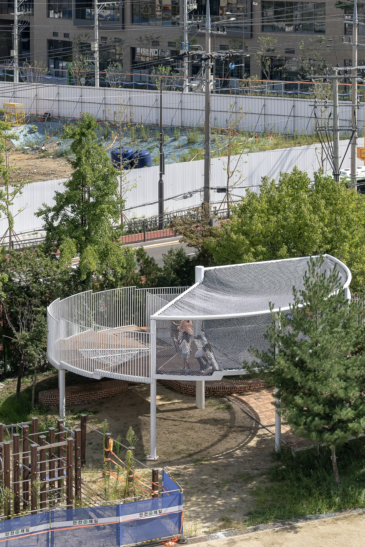 꿈을 담은 놀이터 / 고척초등학교